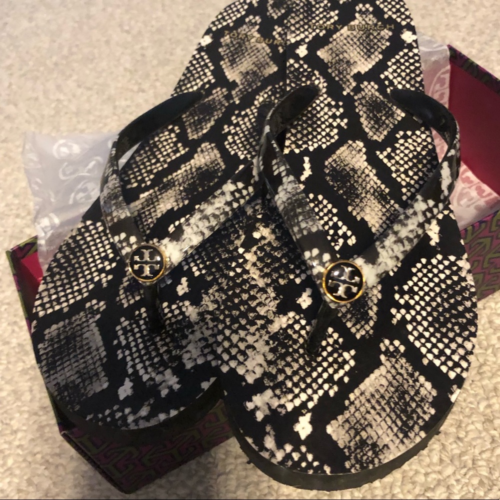 TORY BURCH SNAKESKIN LOOK FLIP FLOPS SIZE 7 RARE!!